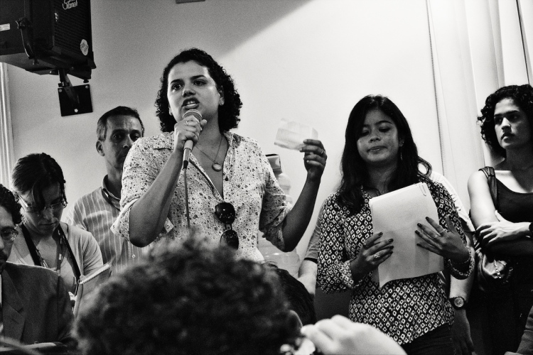 Jornalista Mariana Moreira falando na audiência pública de Março de 2012